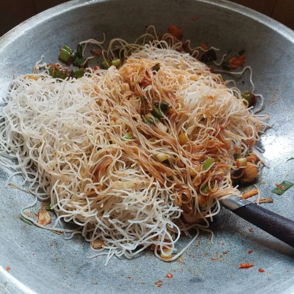 Tambahkan bihun, aduk sampai rata.