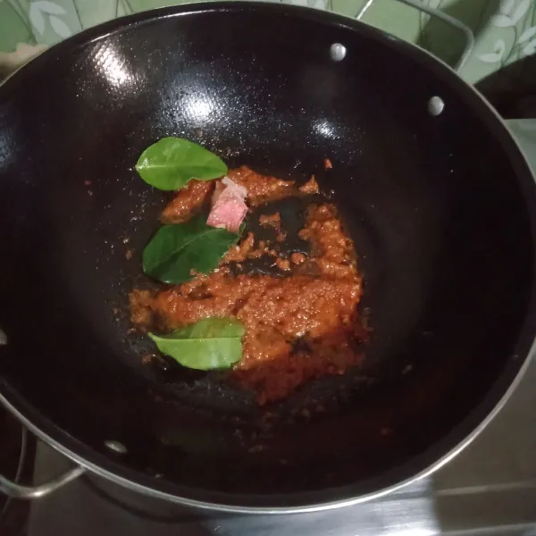 Tumis bumbu halus hingga harum lalu masukkan daun salam, lengkuas, dan daun jeruk.