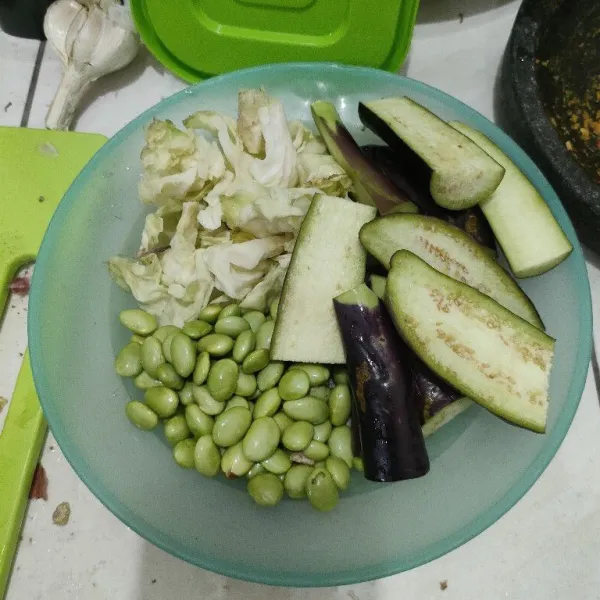 Siapkan bahan sayuran.
