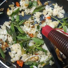 Tambahkan minyak wijen dan kecap ikan.