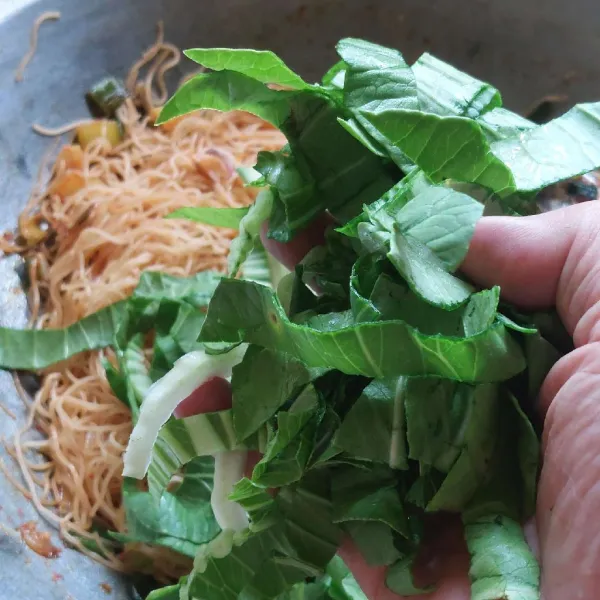 Tambahkan pakcoy, aduk, masak hingga pakcoy layu. Sajikan dengan pelengkap.