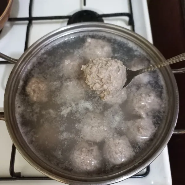 Rebus bakso sapi hingga matang, angkat dan sajikan.