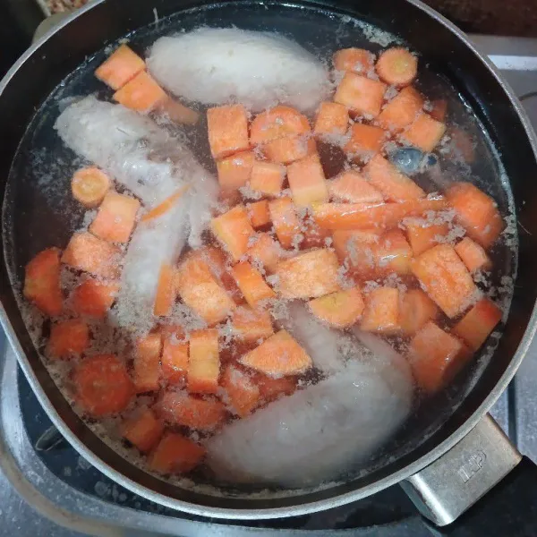 Setelah sayap ayam empuk, masukkan wortel dan kentang. Rebus hingga setengah matang.