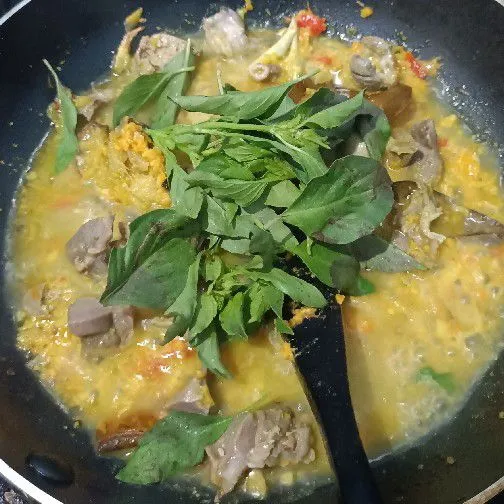 Masukkan kemangi.