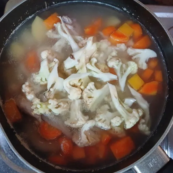 Masukkan kembang kol.