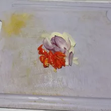 Iris bawang merah, bawang putih dan cabe rawit.