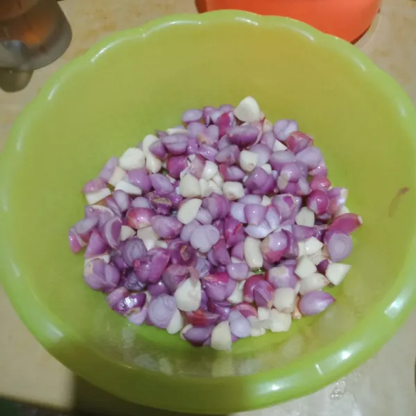 Potong-potong bahan untuk mempermudah kerja blender.