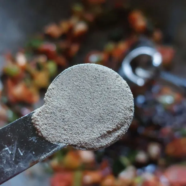 Tambahkan seasoning, aduk rata.