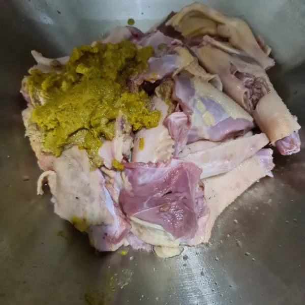 Masukkan ke dalam wajan dan tambahkan bumbu ungkep.