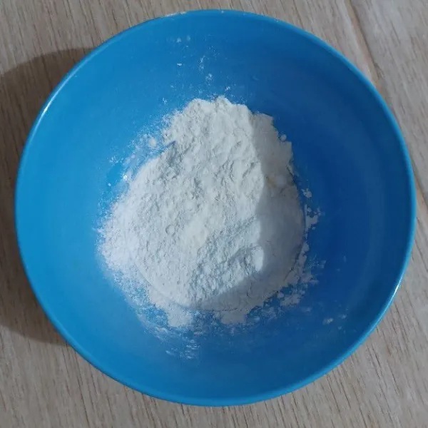 Masukkan ke dalam mangkok tepung terigu protein tinggi, tepung beras dan tepung bumbu putih.