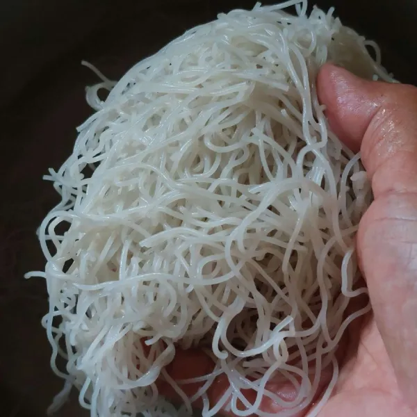 Rendam bihun dengan air hangat sampai memgembang selama 30 menit lalu tiriskan.