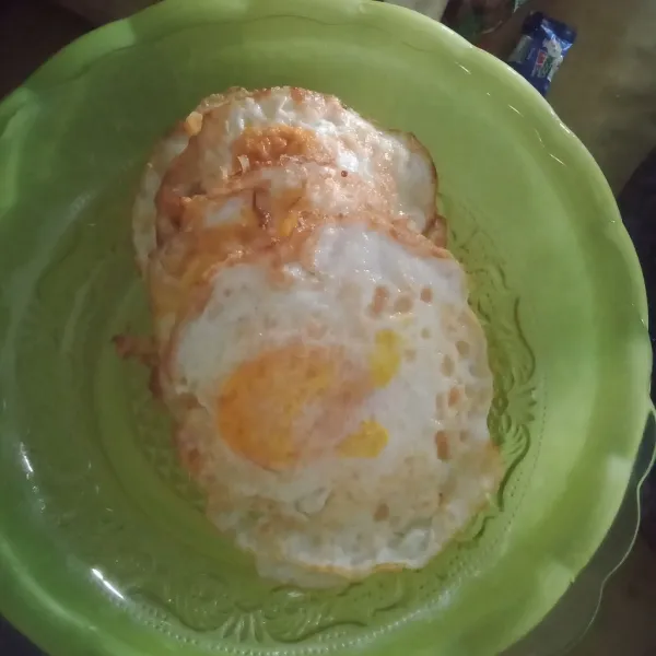 Goreng telur ceplok hingga kering, angkat dan tiriskan.
