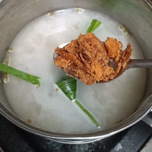 Tambahkan gula merah yang sudah disisir dan gula pasir. Aduk hingga gula larut.