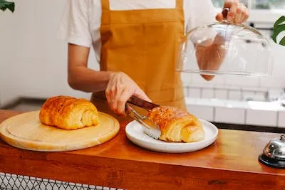 Ilustrasi seorang chef sedang menyajikan pastry ke piring saji