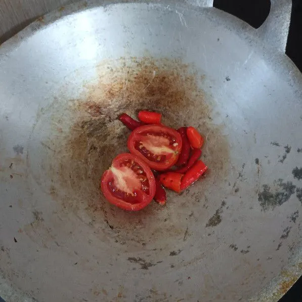 Goreng tomat, cabai keriting, dan cabai rawit.
