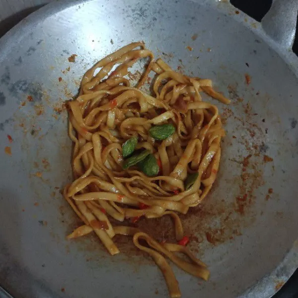 Masukkan petai yang sudah digoreng sebelumnya, aduk rata.