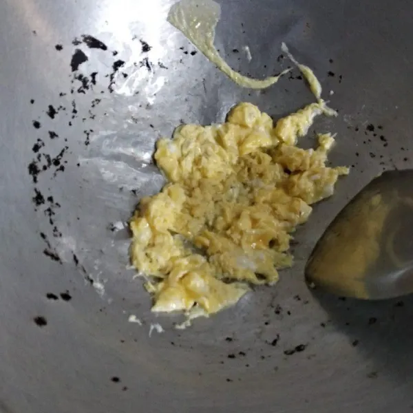 Panaskan minyak, masukkan telur lalu orak-arik telur, masak telur setengah matang lalu angkat dan sisihkan.