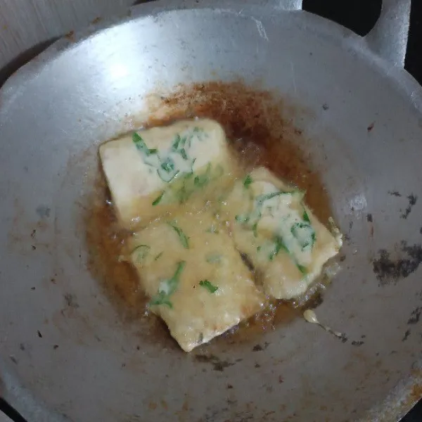 Goreng ke dalam minyak panas.