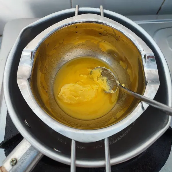Tim margarin hingga meleleh, kemudian biarkan hingga suhu ruang.