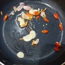 Masukkan cabe rawit, tumis sebentar.
