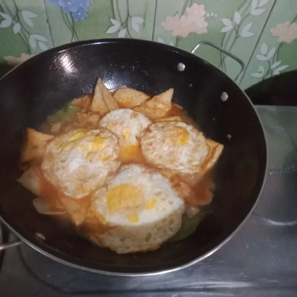 Masukkan tahu dan telur.