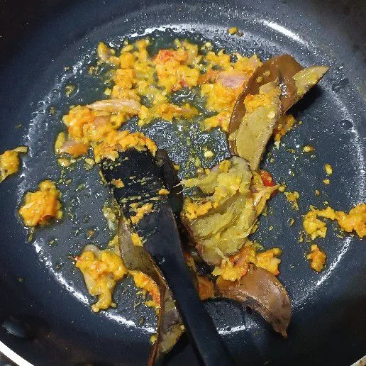Tumis bumbu halus dengan daun salam dan daun jeruk sampai tanak.
