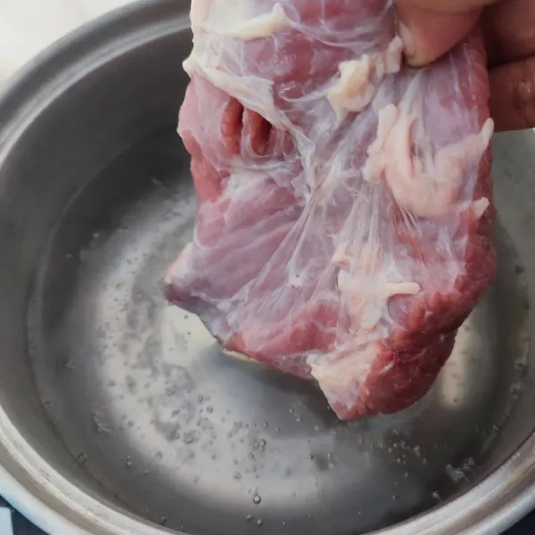 Didihkan air, rebus daging sapi hingga empuk dengan api kecil (buang kotorannya). Kemudian potong dadu, sisihkan.