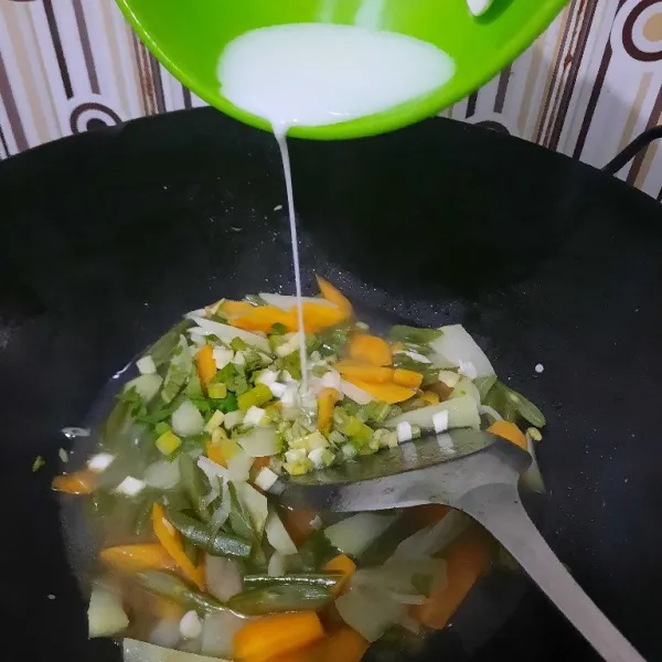 setelah sayuran masak tambahkan larutan maizena, garam, lada, dan kaldu bubuk.