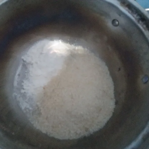 Setelah puding jeruk maroko mengeras, siapkan panci dan masukkan bahan puding leci susu.