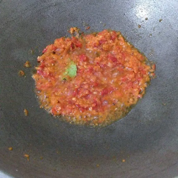 Haluskan cabe merah, bawang merah, bawang putih dan kemiri. Tumis bumbu halus, daun jeruk, lengkuas sampai aromanya harum.