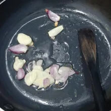 Tumis bawang merah dan bawang putih hingga wangi.