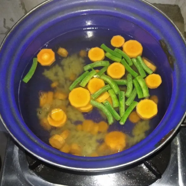 Setelah makroni setengah matang, masukkan wortel dan kacang panjang.