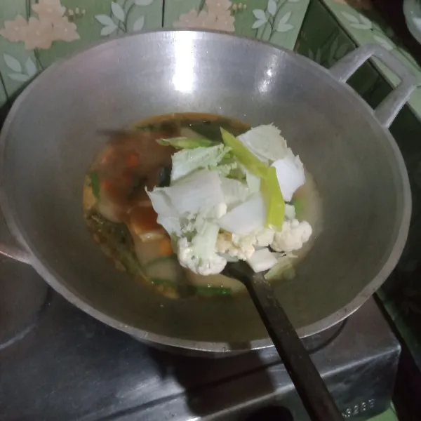 Masukkan sawi putih dan bunga kol, aduk rata dan masak hingga matang.