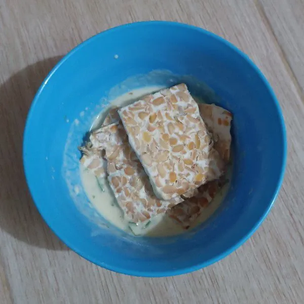 Masukkan irisan tempe daun.