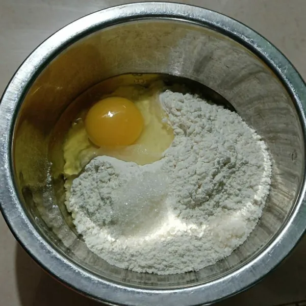 Campur tepung terigu, gula, garam dan telur.