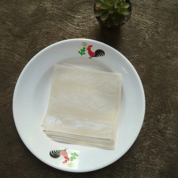 Siapkan kulit pangsit, biarkan di suhu ruang agar lentur.