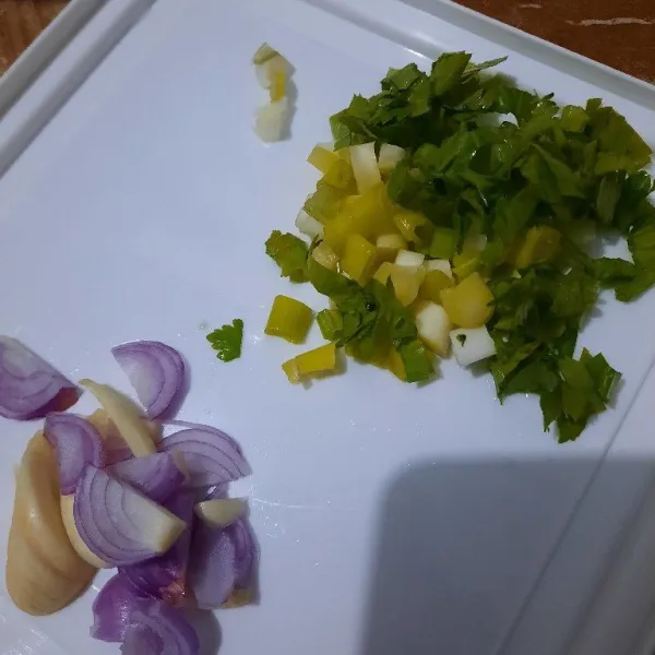 Iris bawang merah, bawang putih, seledri dan daun bawang.