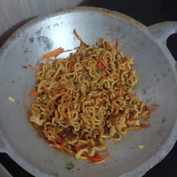 Aduk rata hingga saus dan semua bumbunya rata ke seluruh bagian mie.