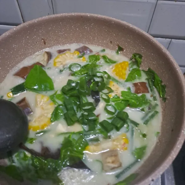 Koreksi rasa, masukan daun bawang aduk rata angkat dan sajikan.
