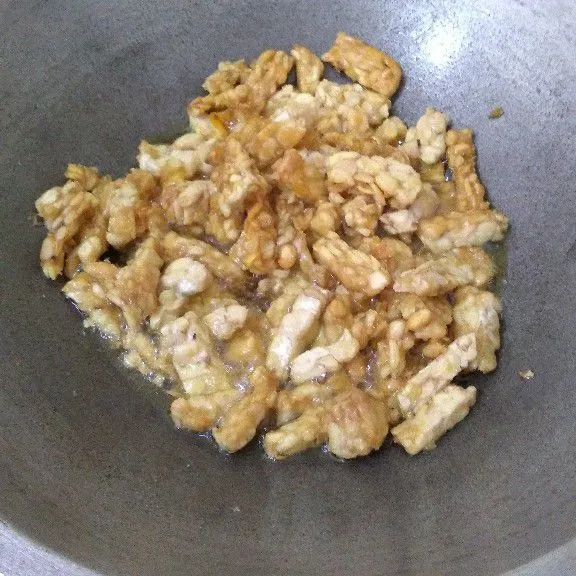 Potong tempe lalu goreng sampai matang. Angkat dan tiriskan.
