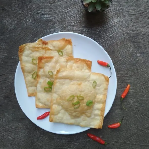 Sajikan selagi hangat dengan cabe rawit atau saos sambal.