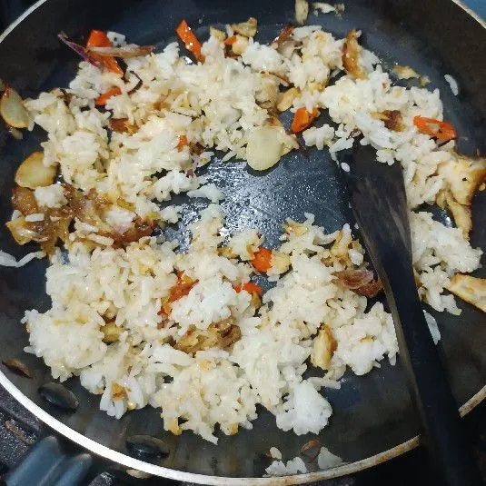 Masukkan nasi, tekan-tekan nasi agar tidak menggumpal.