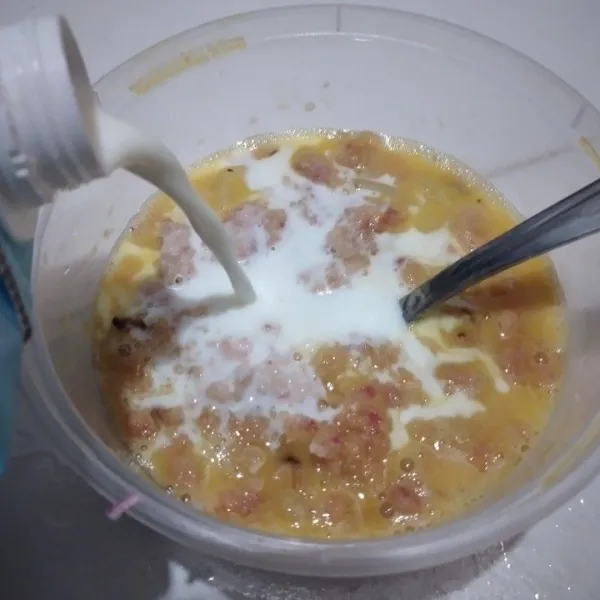 Ambil 1 sdm sosis yang sudah dihancurkan lalu masukkan ke dalam telur kocok, tambahkan tumisan bombay lalu tuang susu, aduk hingga tercampur.
