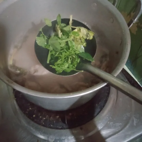 Masukkan daun bawang pre dan daun seledri, masak sebentar.