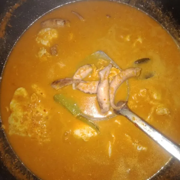 Setelah telur matang masukkan cumi asin.