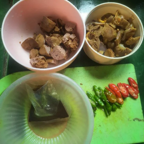 Siapkan dan potong semua bahan yang diperlukan.