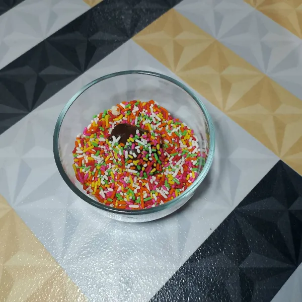 Hias dengan topping sesuai selera dan chocolate truffles siap disajikan.