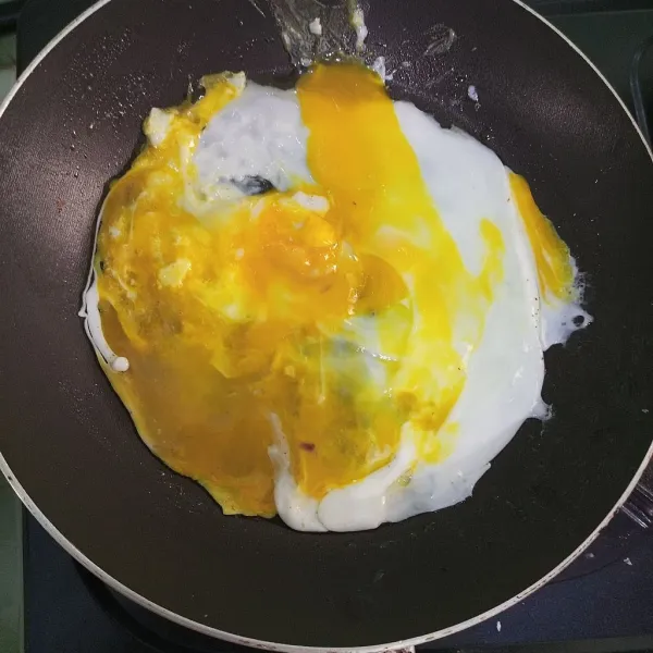 Dadar telur ratakan hingga seluruh teflon.