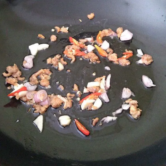 Tumis cabe, bawang merah, bawang putih dan ebi sampai aromanya harum.