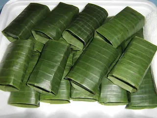 kue lemper dengan balutan daun pisang